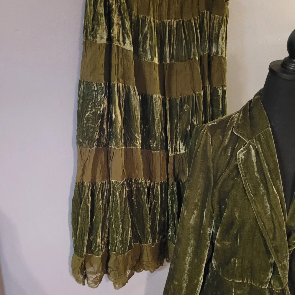 '90s Vintage Crushed Velvet Skirt & Blazer Set - Picture 7 of 11